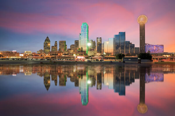 the dallas skyline at dusk, with pink clouds in the sky